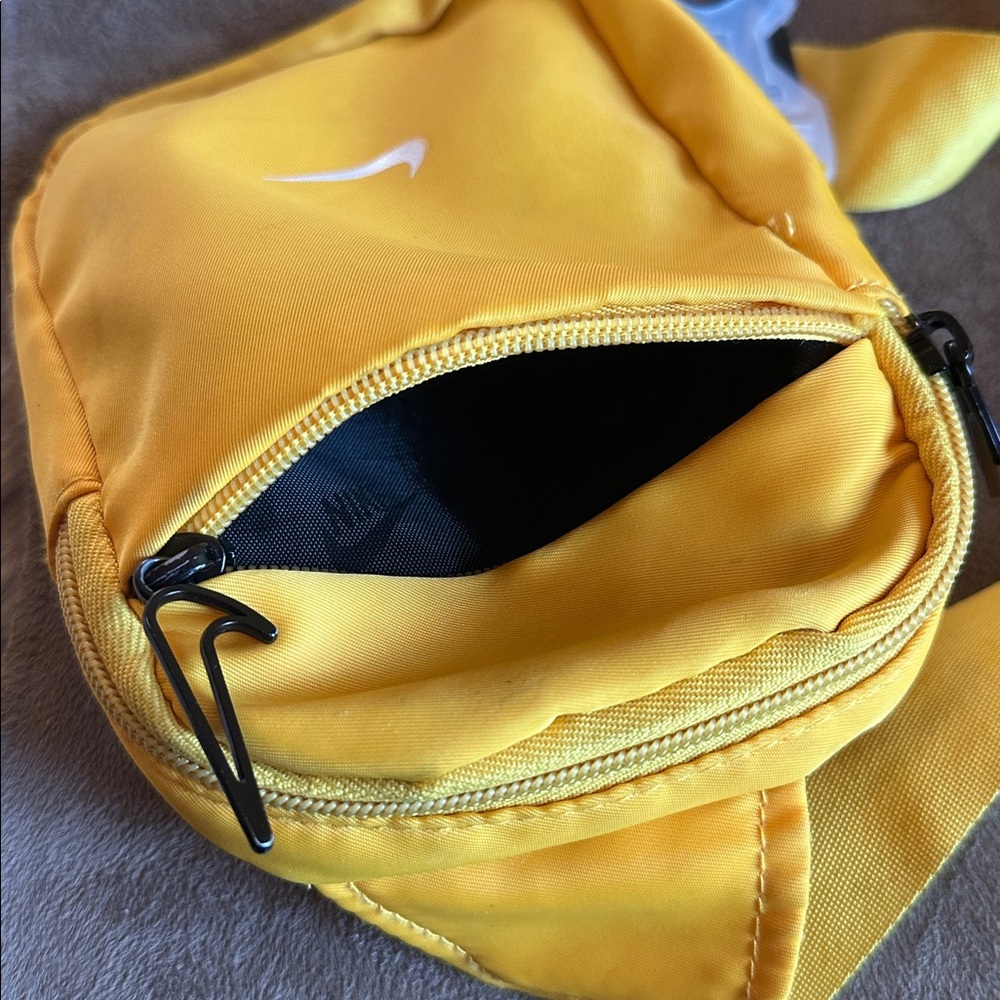 Nike Sportswear Essentials Crossbody Bag, Yellow - Picture 6 of 14